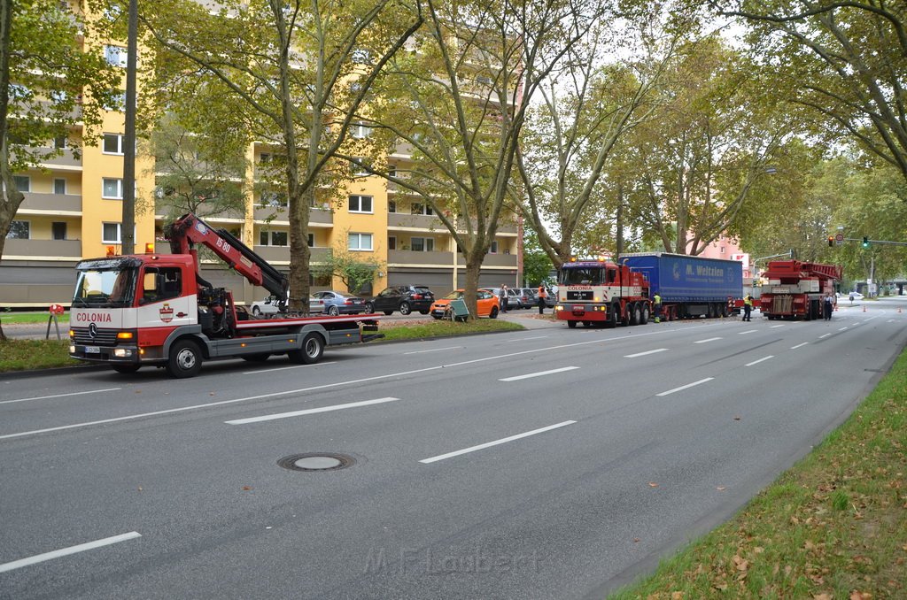 LKW verliert Auflieger Koeln Boltensternstr Pasteurstr P2032.JPG